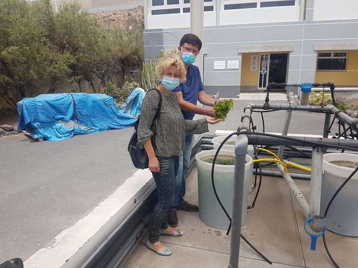 La concejala Auri Saavedra con el investigador Juan Luis Gómez (Foto TA)